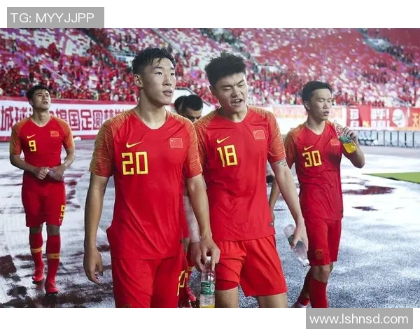 新冠疫情期间足球球星的挑战与坚韧精神：他们如何应对赛场与生活的双重考验